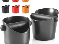 Gardez votre espace café impeccable avec cette boîte à frapper à expresso compacte et antidérapante – l'accessoire indispensable pour tout amateur de café ou barista professionnel. Que vous soyez un barista aguerri ou un passionné d'expresso à la maison, vous savez qu’une bonne extraction rime souvent avec un nettoyage efficace. Le coffret à café Shock-Absorbent est spécialement conçu pour éliminer rapidement et proprement le marc de café usagé, sans salir votre espace de travail. ✅ Compact, robuste et silencieux Fabriqué à partir d'acier inoxydable SUS316 ultra résistant, ce knock box offre une structure robuste et stable même lors d’un usage intensif. Grâce à son coussin en caoutchouc antidérapant, il absorbe les chocs et réduit considérablement le bruit, pour une expérience agréable à la maison comme en café professionnel. 🧼 Facile à nettoyer, facile à utiliser Conçu pour se loger discrètement sur le plateau d’égouttage de votre machine à expresso, ce modèle offre un accès rapide pour vider le marc en un seul geste. Sa barre centrale en silicone vous permet de taper votre porte-filtre sans éclaboussure. 🎯 Ergonomie pensée pour l’efficacité Barre de frappe souple et résistante pour préserver votre porte-filtre Format compatible avec la plupart des machines (51/53,5/58 mm) Acier inoxydable de 1,7 mm d’épaisseur pour une durabilité accrue Filtrage de précision à 100 μm – pour une hygiène optimale ☕ Utilisation polyvalente Idéale pour : ✔️ Les amateurs de café à la maison ✔️ Les cafés indépendants ✔️ Les restaurants ✔️ Les bars servant de l’expresso Ce dump bin pour marc de café est un petit accessoire qui fait une grande différence. Il réduit les déversements, améliore la propreté de votre poste de travail, et prolonge la durée de vie de votre équipement café. 💬 Avis client ⭐⭐⭐⭐⭐ "Vraiment la meilleure boîte à frapper que j’ai eue ! Elle tient bien sur mon plateau d’égouttage, ne glisse pas, ne fait pas de bruit, et se vide facilement. Qualité pro à la maison." – Léo R. 💡 Contenu du coffret 1x Coffret à Café 1x Barre de Frappe intégrée 📦 Caractéristiques techniques Matériau : Acier inoxydable SUS316 Diamètres compatibles : 51 mm, 53,5 mm, 58 mm Épaisseur : 1,7 mm Précision de filtrage : 100 μm Antidérapant : Oui Antichoc : Oui ✅ La boîte à frapper indispensable pour tout amateur d’expresso Ne laissez plus le marc de café encombrer votre plan de travail. Optez pour une solution propre, silencieuse et durable avec cette boîte à café haut de gamme. Idéal pour les passionnés comme pour les professionnels !