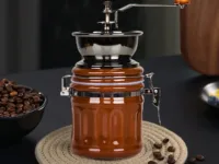 Savourez un café fraîchement moulu chaque jour avec ce moulin manuel 150g à bavure céramique réglable. Design vintage, silence, précision et arôme garanti.