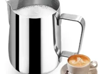 Créez des cappuccinos dignes d’un barista avec ce pichet à lait 150–600 ml en acier inoxydable. Idéal pour le latte art, la mousse de lait et le café expresso. Design monobloc, prise en main facile, chauffe rapide