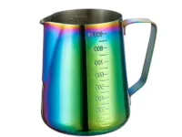 Préparez vos plus beaux Latte Art avec cette tasse à lait en acier inoxydable 304, disponible en 350/600/900 ml. Idéale pour cappuccino, mousse de lait, cuisson vapeur. Design anti-brûlure, bec verseur précis, facile à nettoyer