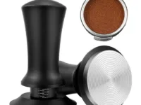 Découvrez le tasseur calibré XMSJ en acier inoxydable avec ressort interne et force fixe. Pressage homogène garanti pour espresso. 3 tailles : 51, 53, 58 mm.