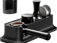 Organisez votre espace café avec cette station de bourrage 4-en-1 pour barista. Compatible porte-filtre 51 à 58 mm, antidérapante, légère, durable. Idéale pour espresso parfait.
