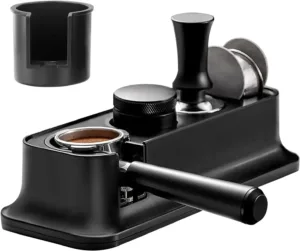 Organisez votre espace café avec cette station de bourrage 4-en-1 pour barista. Compatible porte-filtre 51 à 58 mm, antidérapante, légère, durable. Idéale pour espresso parfait.