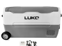 Profitez d’un refroidissement puissant jusqu’à -20 °C avec le réfrigérateur de voiture LUKO 35L. Portable, antichoc, avec roulettes, DC/AC – parfait pour le camping et les voyages. Livraison gratuite !