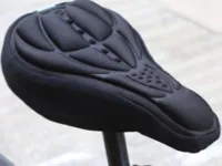 Profitez d’un confort optimal avec notre housse de selle vélo 3D. Mousse douce, design ergonomique, facile à installer. Disponible en 4 couleurs.