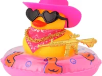 Décorez votre voiture avec ce canard en caoutchouc jaune armé et rigolo ! Accessoire de tableau de bord original, anti-stress, idéal comme cadeau. Livraison rapide dès 10 €.