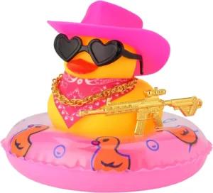 Décorez votre voiture avec ce canard en caoutchouc jaune armé et rigolo ! Accessoire de tableau de bord original, anti-stress, idéal comme cadeau. Livraison rapide dès 10 €.