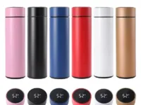 Bouteille thermos connectée 500 ml avec affichage LED de température. Acier inoxydable, isotherme, garde chaud/froid, idéale au bureau ou en déplacement.