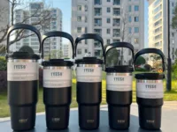 Gobelet ou Tasse à café isotherme TYESO (600 à 1200ml) en inox 304, maintien 6-12h chaud/froid. Idéale pour voiture, voyage, sport. Avec paille, couvercle et poignée. 