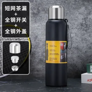 Gardez vos boissons à la température idéale avec cette bouteille isotherme en inox, grande capacité (500ml à 1,5L), corde de transport incluse. Idéale pour sport, voyage et outdoor.