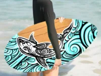 Skimboard de 104x50cm pour plage et Shorebreak. Léger, robuste et idéal pour débutants et riders confirmés. Parfait pour sports aquatiques et vacances estivales.
