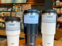 Profitez de votre boisson à la température idéale avec la tasse isotherme Voeso's en acier inoxydable. Grande capacité (600/900ml), double isolation, design portable. Idéale pour le café, les glaces ou en déplacement.