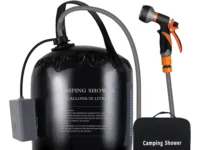 Profitez du confort en plein air avec la douche de camping solaire LOFAM 20L. Pompe électrique, batterie 4400mAh, multifonction pour humains, animaux et véhicules.