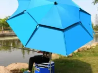 Profitez d'un parasol pliable double couche 2,2 mètres réglable à 360°, parfait pour la pêche, le camping et la plage. Résistant au vent, imperméable, avec tige en acier et os en fibre de verre. Idéal en extérieur.