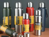 Gardez vos boissons à la température idéale avec cette bouteille isotherme en inox, grande capacité (500ml à 1,5L), corde de transport incluse. Idéale pour sport, voyage et outdoor.