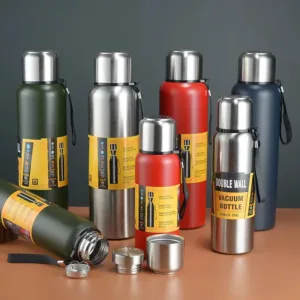 Gardez vos boissons à la température idéale avec cette bouteille isotherme en inox, grande capacité (500ml à 1,5L), corde de transport incluse. Idéale pour sport, voyage et outdoor.