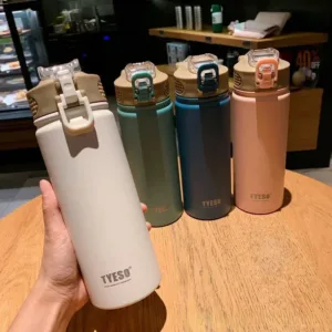  Découvrez la bouteille thermos isotherme TYESO 600/750 ml en acier inoxydable avec paille intégrée. Idéale pour le sport, la voiture et les boissons chaudes ou froides.