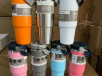 Gardez vos boissons froides ou chaudes pendant des heures avec ce gobelet Stanliess 30oz en acier inoxydable. Parfait pour la voiture, le bureau ou les voyages. Poignée ergonomique, couvercle étanche, paille incluse.