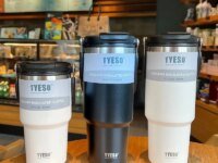 Profitez de votre boisson à la température idéale avec la tasse isotherme Voeso's en acier inoxydable. Grande capacité (600/900ml), double isolation, design portable. Idéale pour le café, les glaces ou en déplacement.