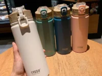 Découvrez la bouteille thermos isotherme TYESO 600/750 ml en acier inoxydable avec paille intégrée. Idéale pour le sport, la voiture et les boissons chaudes ou froides.