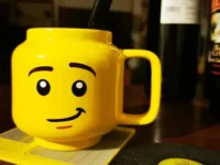 Tasse en céramique 250ml avec visage expressif de dessin animé. Idéale pour le café, le lait ou le thé. Parfaite en cadeau pour couple, ami ou famille. Mug original et mignon.