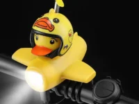 Améliorez votre sécurité avec ce phare de vélo original à klaxon intégré et petit canard jaune décoratif. Étanche IPX5, rechargeable, idéal pour la conduite nocturne. Accessoire vélo ludique et utile !