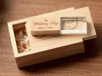 Découvrez la clé USB JASTER en bois naturel et cristal, disponible de 4GB à 128GB. Idéale comme cadeau