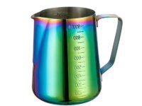 Préparez vos plus beaux Latte Art avec ce pichet à lait en acier inoxydable 304, disponible en 350/600/900 ml. Idéale pour cappuccino, mousse de lait, cuisson vapeur. Design anti-brûlure, bec verseur précis, facile à nettoyer