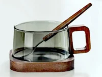 Tasse à café en verre borosilicaté 200 ml avec cuillère et plateau en bois. Résistante à la chaleur, design élégant et pratique pour café, latte, thé ou desserts. Accessoire raffiné pour votre coffee corner