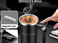 Découvrez la tasse à café électrique auto-mélangeante de 380 ml avec affichage de température, moteur magnétique, inox 304, étanchéité IPX67 et USB-C. Parfaite pour café, thé, protéines.