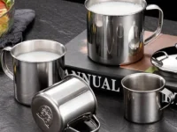 Tasse en acier inoxydable 304 portable et réutilisable, idéale pour le café, thé, lait ou eau. Isolante, durable, écologique et parfaite pour le camping, les voyages et le quotidien.