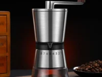 Découvrez le moulin à café manuel Gingira, un broyeur portable en acier inoxydable avec noyau en céramique, réglable jusqu’à 8 vitesses. Idéal pour expresso, filtre ou presse française.