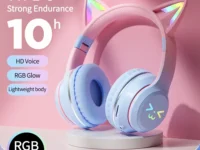 Découvrez ce casque Bluetooth tendance avec oreilles de chat et effets lumineux RVB. Idéal pour les enfants et les adultes, il offre une expérience d'écoute immersive et un design unique.