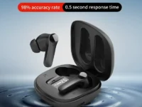 Découvrez les écouteurs traducteurs B11 : 144 langues, traduction vocale instantanée en ligne et hors ligne, Bluetooth 5.3, IPX6, autonomie 5h et boîtier compact.