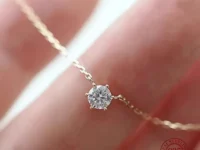 Sublimez votre style avec le collier LGKGL en argent sterling 925 plaqué or 18K, orné d’un zircon 5A éclatant. Un bijou fin et intemporel, idéal pour les fêtes, les soirées ou en cadeau raffiné.