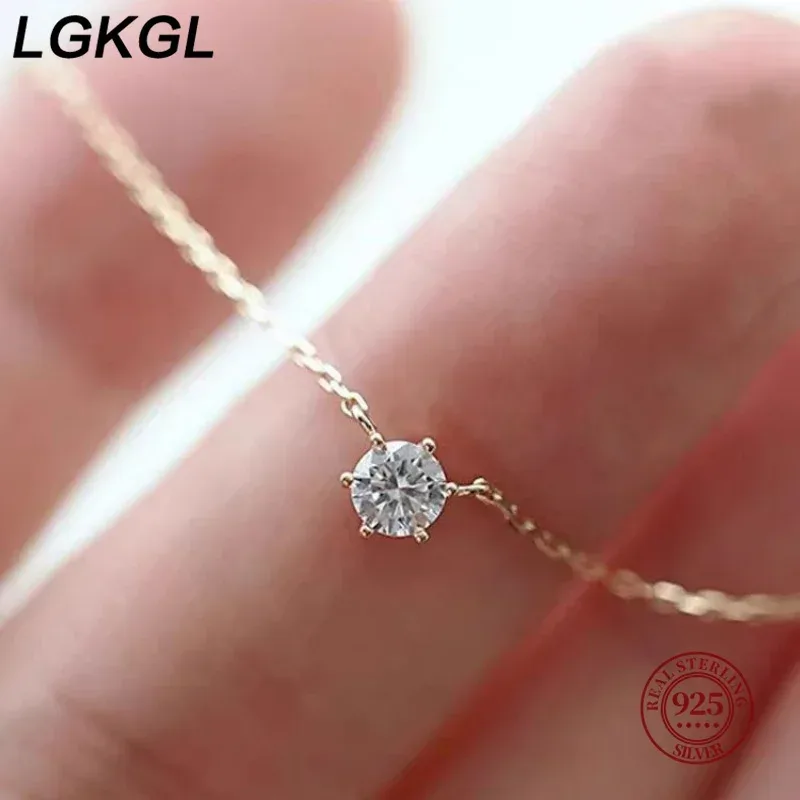 Collier en argent 925 plaqué or 18 carats avec pendentif zircon 5A Liv. gratuit 1 Sublimez votre style avec le collier LGKGL en argent sterling 925 plaqué or 18K, orné d’un zircon 5A éclatant. Un bijou fin et intemporel, idéal pour les fêtes, les soirées ou en cadeau raffiné.