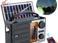 Radio portable AM/FM/SW à énergie solaire, rechargeable via USB-C, avec Bluetooth et lampe de poche intégrée. Compacte et légère, idéale pour le camping, les voyages et les urgences.