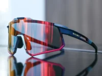 Lunettes de cyclisme INBIKE photochromiques : verres adaptatifs, cadre TR-90 léger, protection UV, anti-sable et coupe-vent. Idéales cyclisme route/VTT. Confort & performance pro.