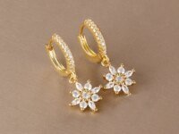 Boucles d’oreilles de luxe en acier inoxydable plaqué or 14K, zircons scintillants et design étoile. Bijou tendance, durable et élégant.