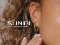 boucles d'oreilles vintage SUNIBI en acier inoxydable hypoallergénique. Design en forme de U, résistantes à l’eau, confortables et élégantes pour toutes les occasions.