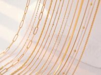 Collier chaîne femme en acier inoxydable couleur or. Maille trombone, cubaine ou serpent torsadée. Cadeau Saint Valentin chic et intemporel.