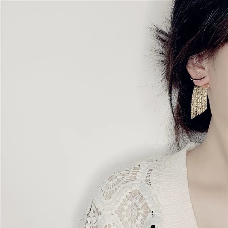 Boucles d’oreilles longues à pampilles scintillantes – Élégance dorée au quotidien Port. rapide 6 Boucles d’oreilles longues à pampilles scintillantes – Élégance dorée au quotidien Port. rapide – Image 6