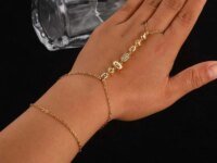 Bracelet chaîne à main pour femme en acier inoxydable 316L plaqué or 18 carats, cristaux colorés et perle d’eau douce. Bijou élégant, imperméable et hypoallergénique, idéal pour sublimer toutes vos tenues.