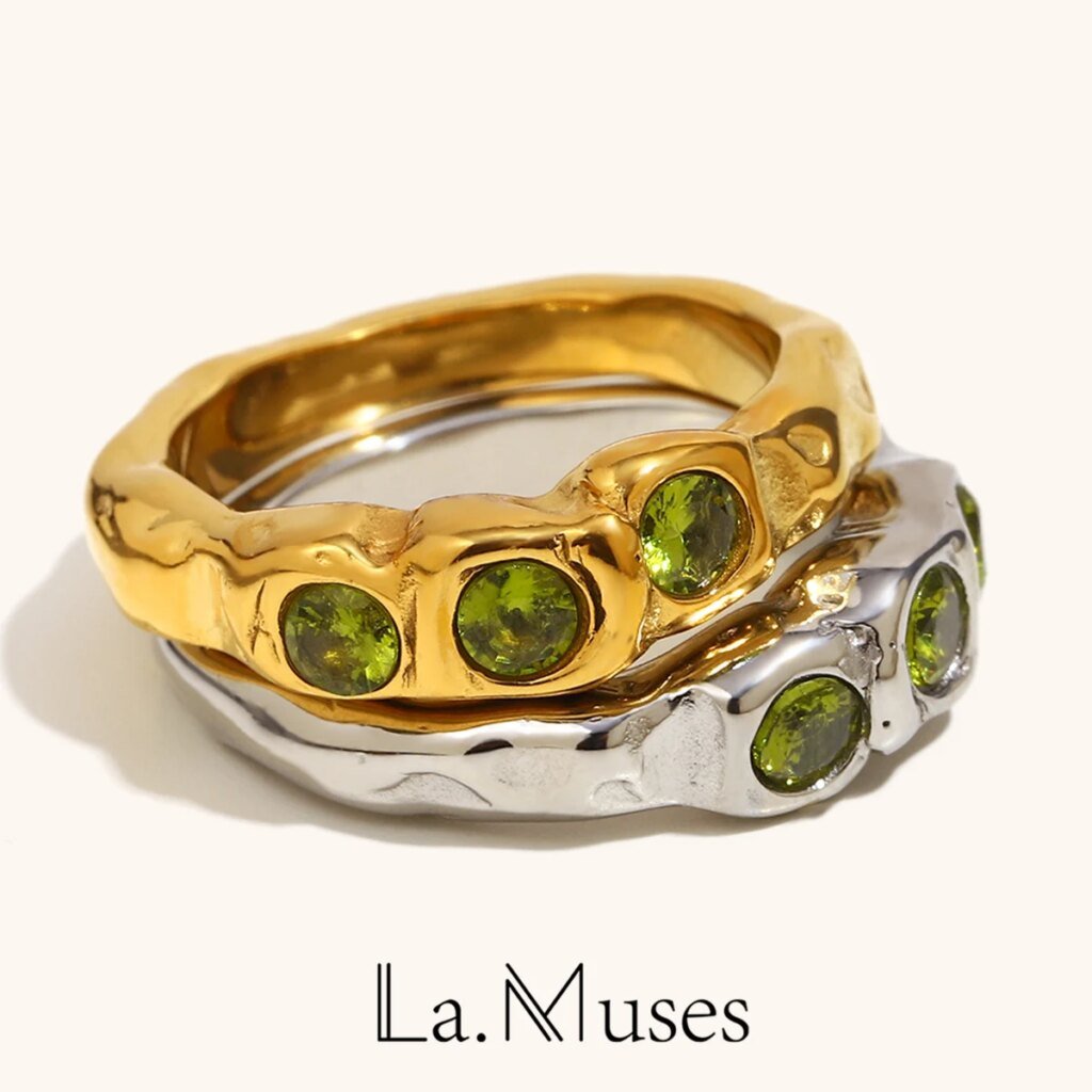 Bague La.Muses en acier inoxydable 316L plaqué or 18K PVD, ornée de trois zircons verts. Imperméable, hypoallergénique, idéale cadeau Saint Valentin.