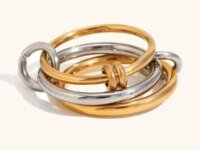 Bague La.Muses multicouche pour femme en acier inoxydable 316L, plaqué or 18 carats. Design double ton, imperméable, hypoallergénique, bijou tendance à porter au quotidien.