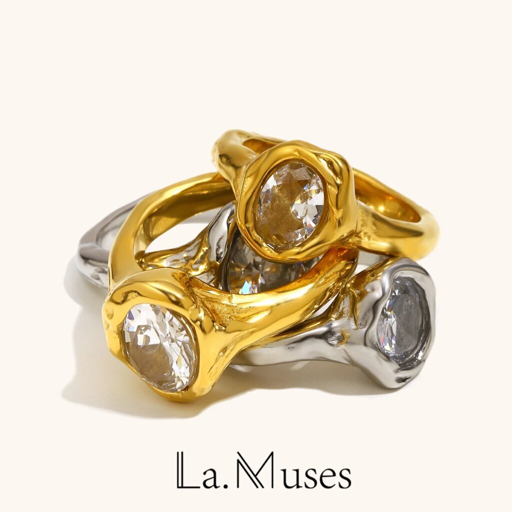 Bague La.Muses luxe pour femme en acier inoxydable 316L plaqué or 18 carats PVD, zircon brillant rond, imperméable et hypoallergénique. Bijou tendance idéal pour cadeau.