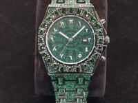 Montre homme luxe WEISIKAI avec cadran serti de pierres vertes, mouvement quartz précis, acier inoxydable et étanchéité 3ATM. Élégante et idéale en cadeau.