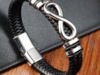 Bracelet classique homme en cuir et acier inoxydable. Chaîne élégante, finition miroir durable, longueur 21 cm. Bijou masculin idéal au quotidien ou en cadeau.