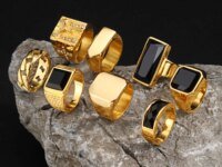 Bague punk homme plaquée or avec pierre carrée noire géométrique. Chevalière épaisse en acier inoxydable hypoallergénique, idéale pour un style urbain et moderne