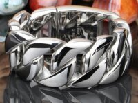 Gourmette cubaine XXL en acier inoxydable 316L pour hommes et femmes. Bracelet punk biker lourd, largeurs 20, 26 et 31 mm, finition durable, style rock affirmé et fermoir sécurisé.